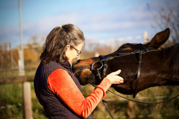 Anja schmust mit Pferd Gobi